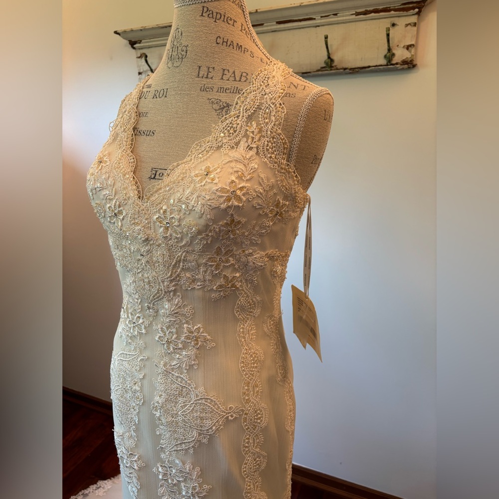 Pronovias Barcelona Huella Vintage Inspired Lace Wedding Gown - Picture 4 of 15
